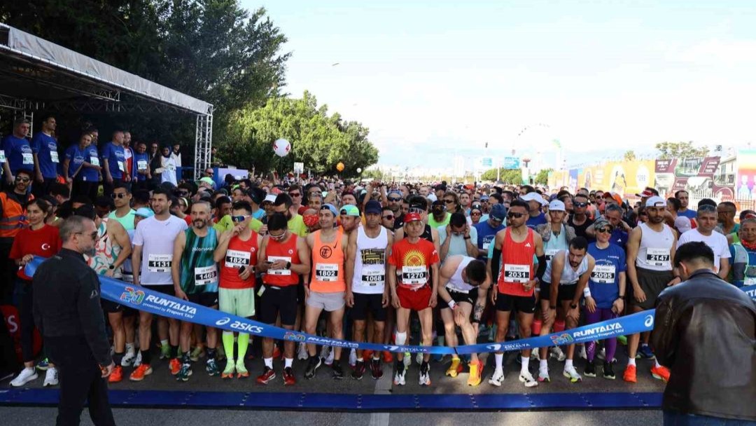 68 ülkeden 1800’ü yabancı,10 bin sporcu Runtalya’da koştu