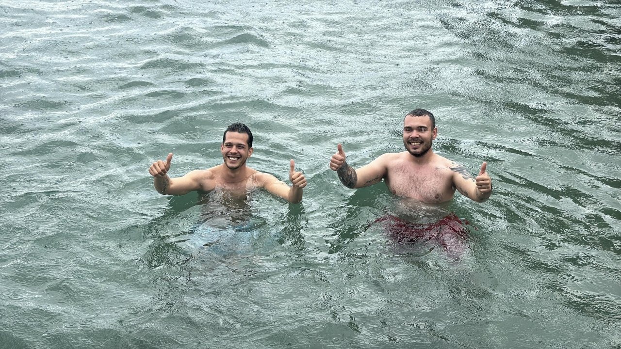 Bodrum’da kuvvetli sağanak sırasında denize girdiler