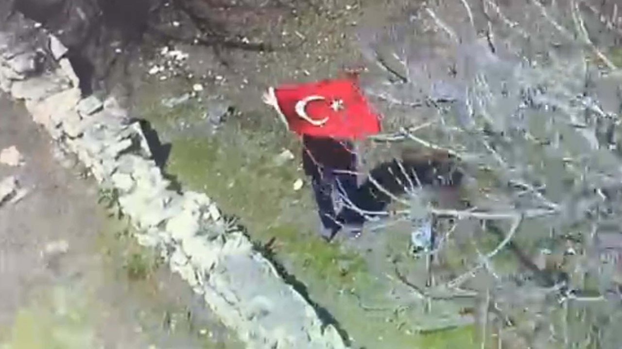 Elinde Türk Bayrağı ile Polis Helikopterini Selamlayan Kadına Plaket