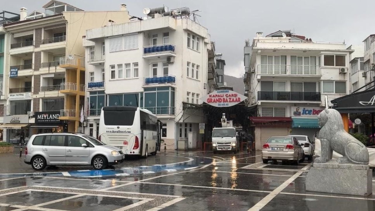 Marmaris Kapalı Çarşı’yı lağım kokusu sardı
