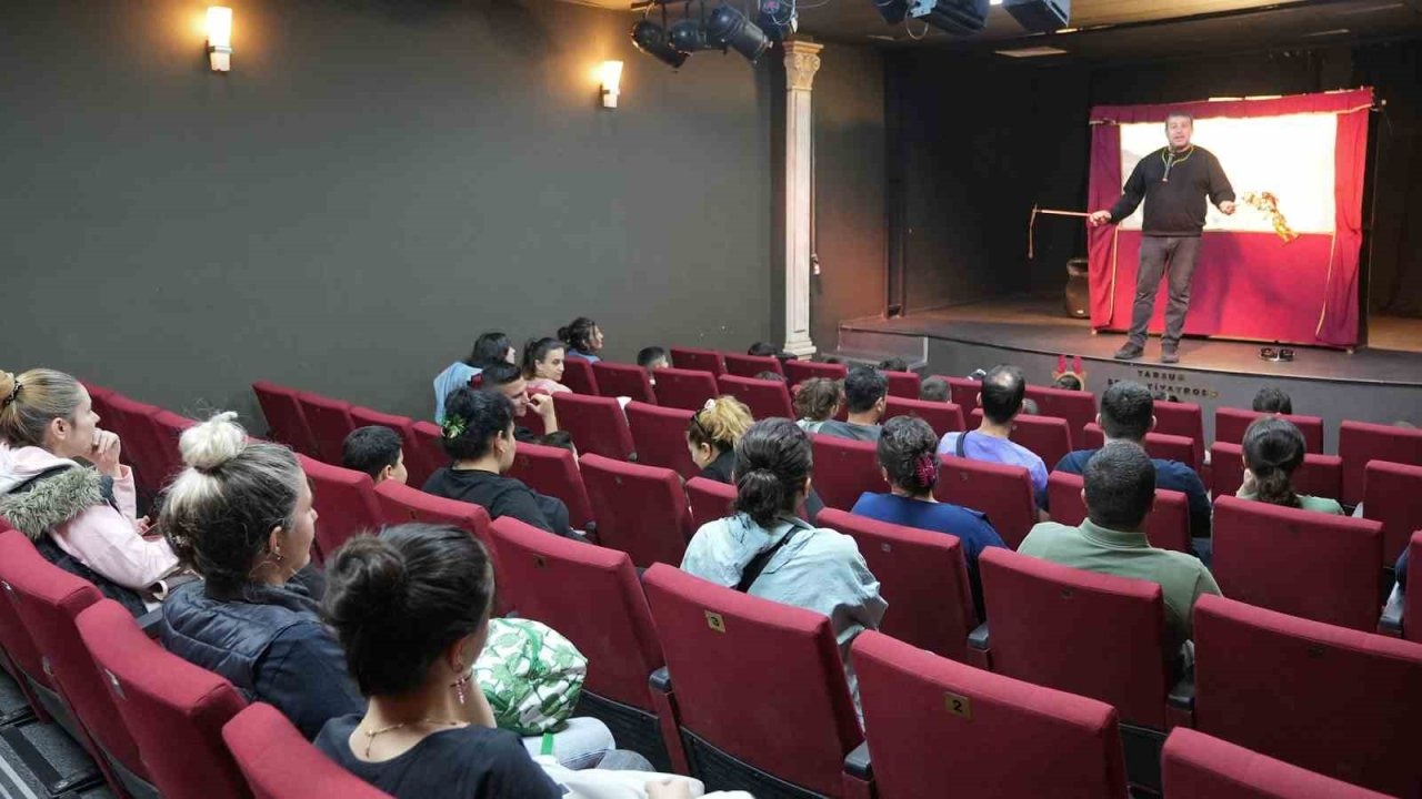 Tarsus’ta çocuklar gölge oyunu ile buluştu