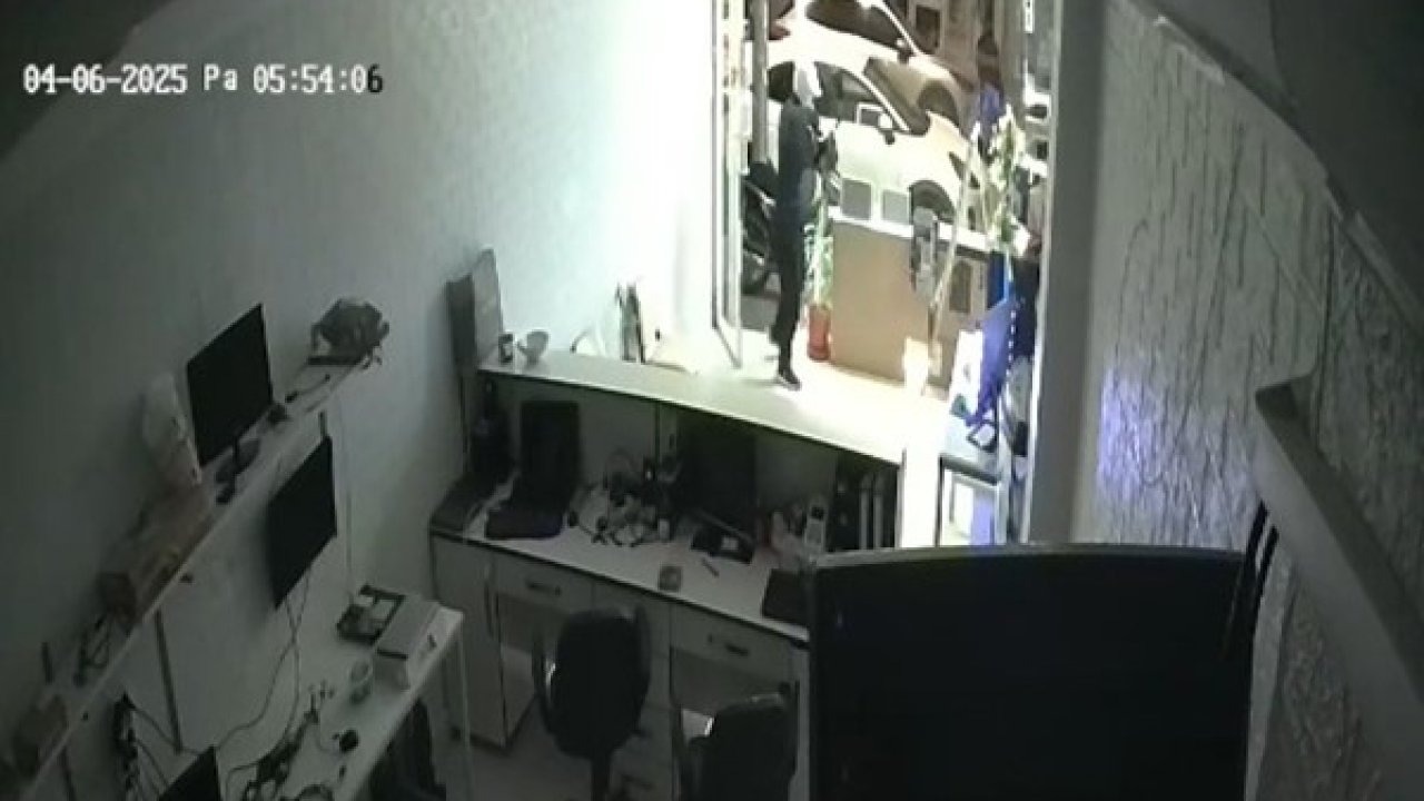 O anlar kamerada: Maskeli hırsız 3 defa gidip geldi, iş yerini soydu