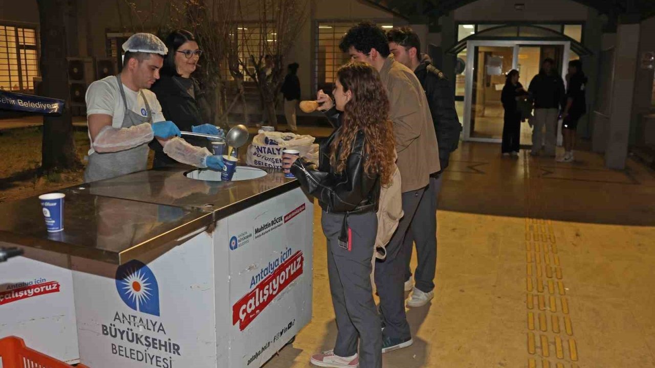 Antalya Büyükşehir Belediyesi’nden öğrencilere sıcak çorba ikramı