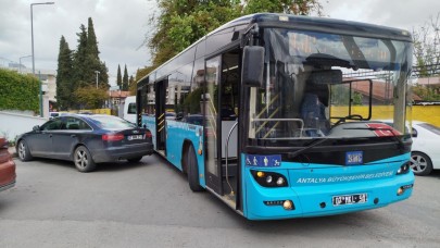 Muratpaşa’da Maddi Hasarlı Kaza Meydana Geldi