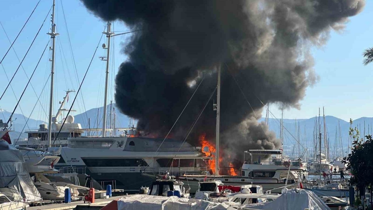 Fethiye’deki yangında motoryat ve 3 tekne alevlere teslim oldu