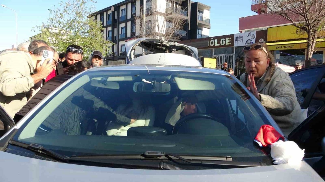 Sürücü kursu otomobiline arkadan çarptı: 3 yaralı