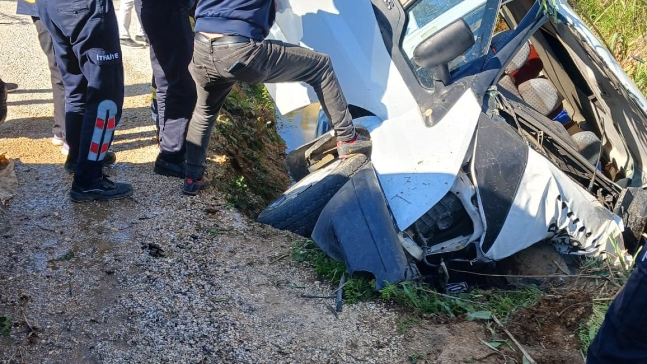 Minibüs Şarampole Devrildi: 2 Yaralı