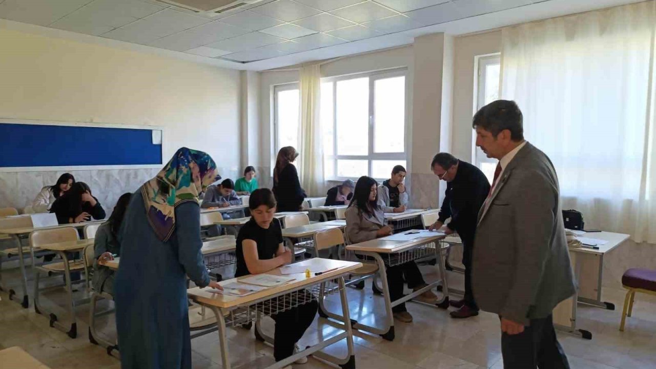 Anamurlu gençler, umre ödüllü bilgi yarışmasında heyecanla yarıştı