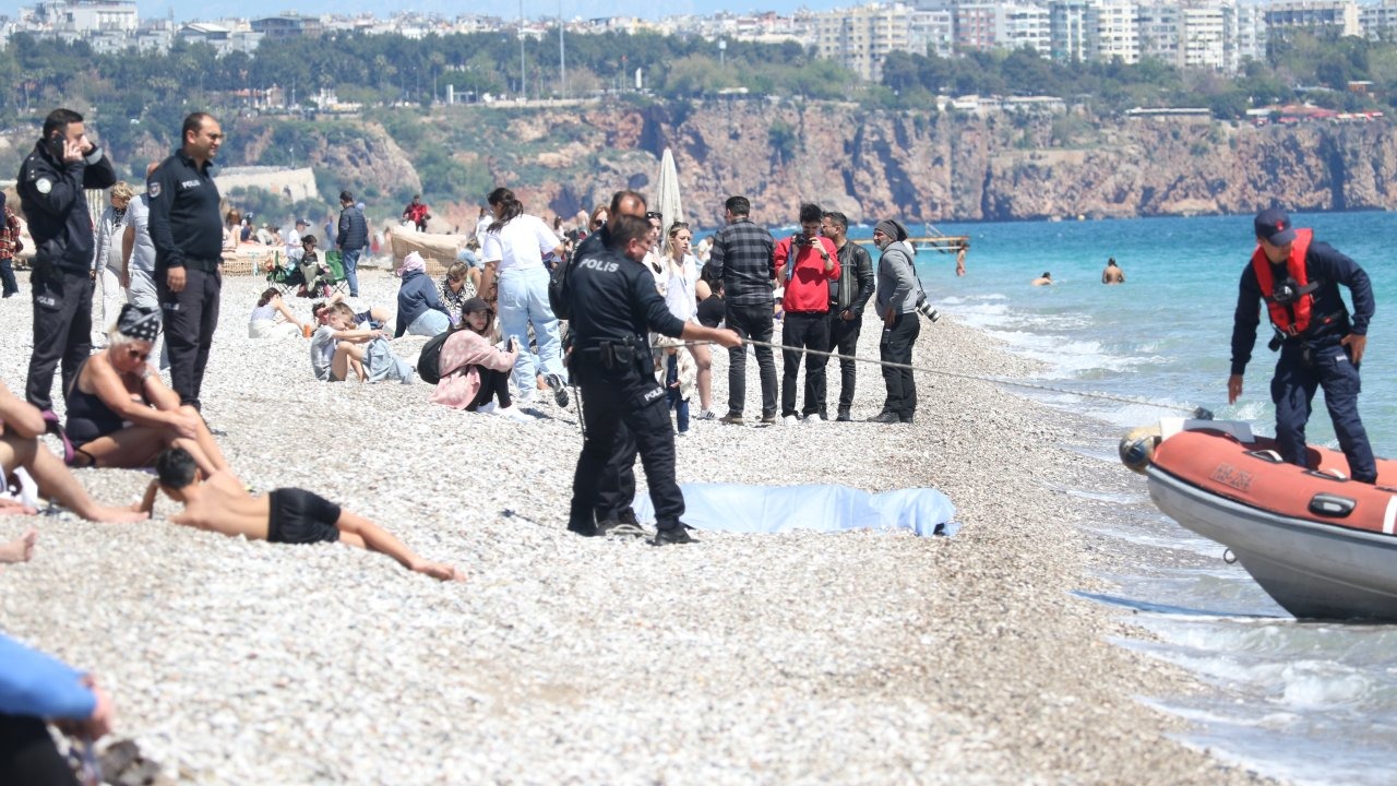 Elbiseleriyle girdiği denizde boğuldu