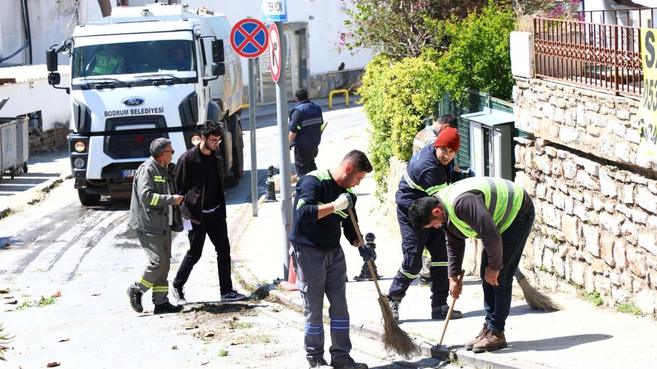 Gümbet Mahallesi&#039;nde yaz sezonu öncesi 2 bin 250 kilogram atık toplandı