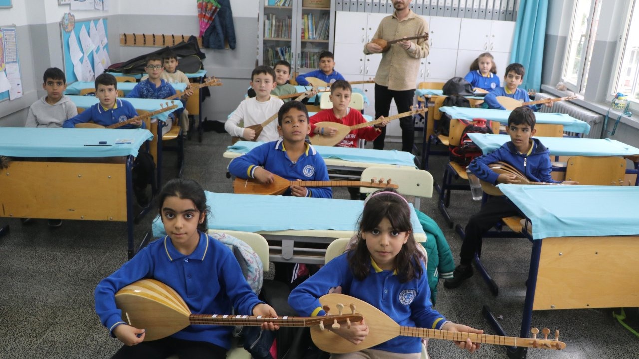 İlkokul öğrencilerine iki telli cura kursu