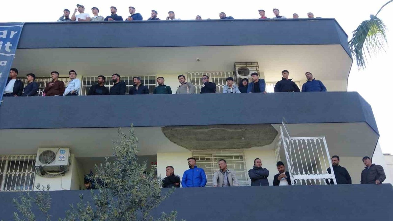 Futbol aşkı, süper lig değil amatör: Taraftarlar balkonları ve damları doldurdu