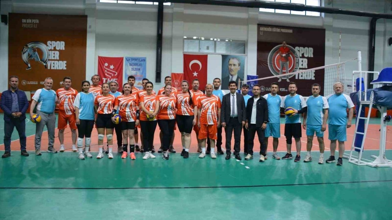 Köyceğiz’de maarifin yöneticileri voleybol sporunda buluştu