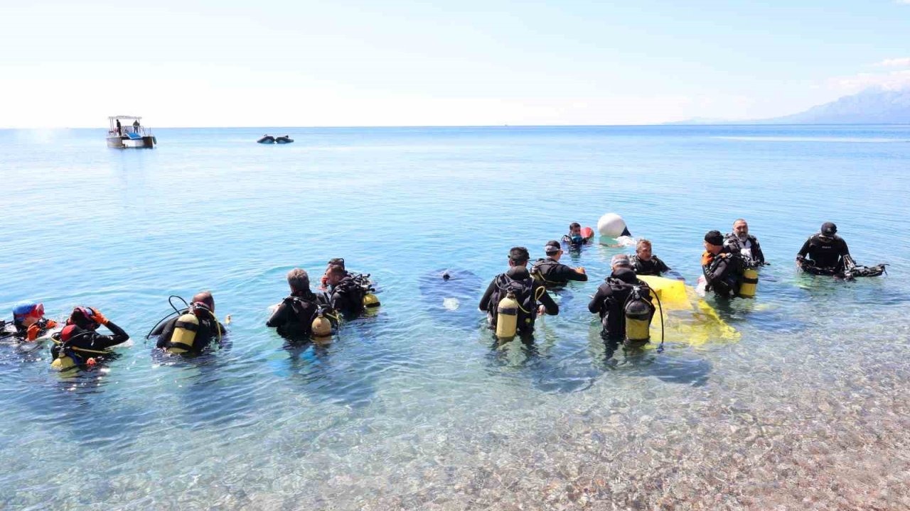 Dalgıçlar Konyaaltı Sahili’nden 80 kilogram atık çıkardı