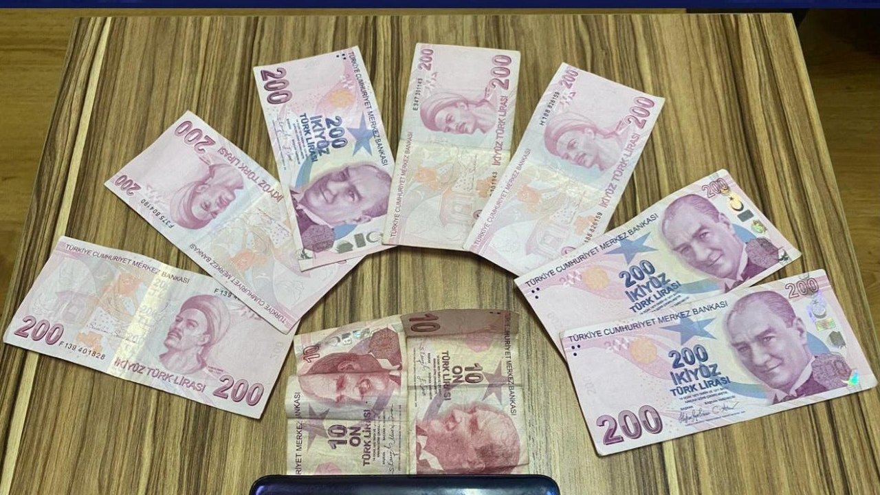 Kapkaç anları kamerada: 2 şüpheli sabah olmadan yakalandı