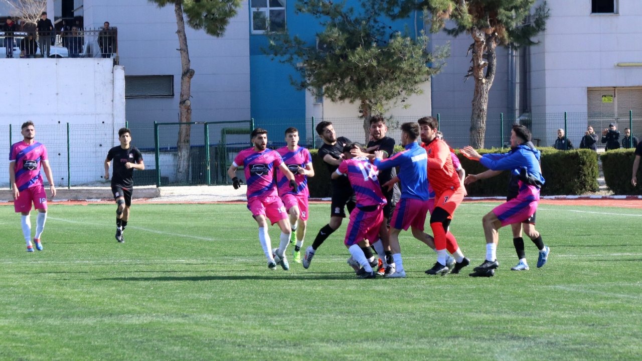 Amatör maçta saha karıştı
