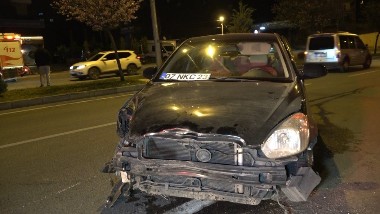 Aydınlatma direği ve bariyerlere çarpan otomobilin sürücüsü yaralandı