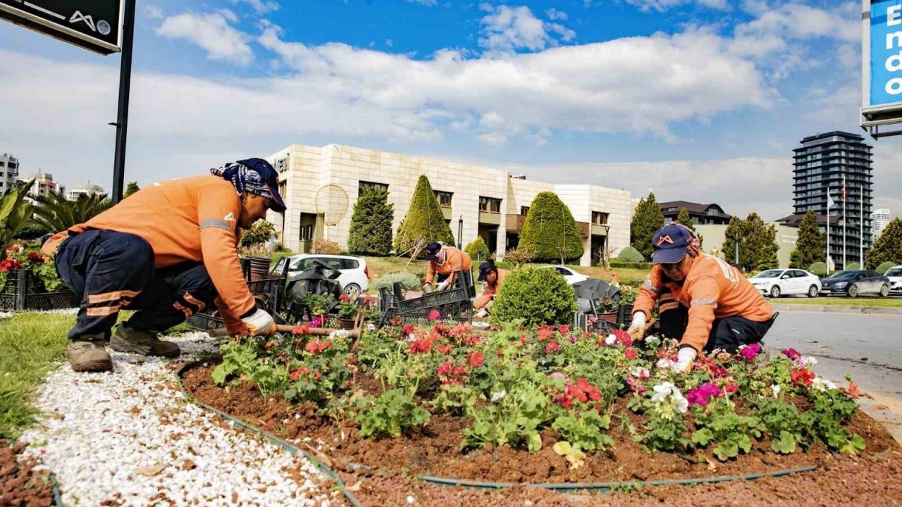 Mersin rengarenk çiçeklerle baharı karşılıyor