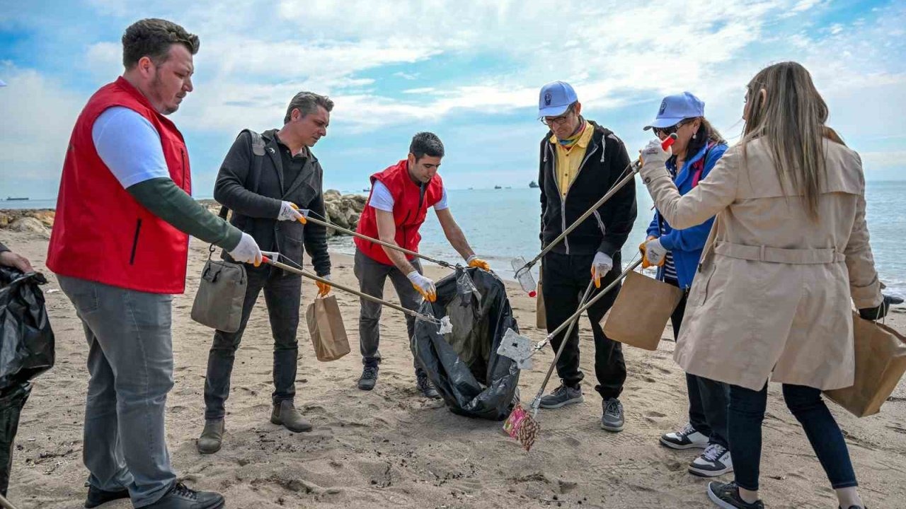 Mersin’de 182 kişi sahiller için birleşti, 580 kilo çöp toplandı