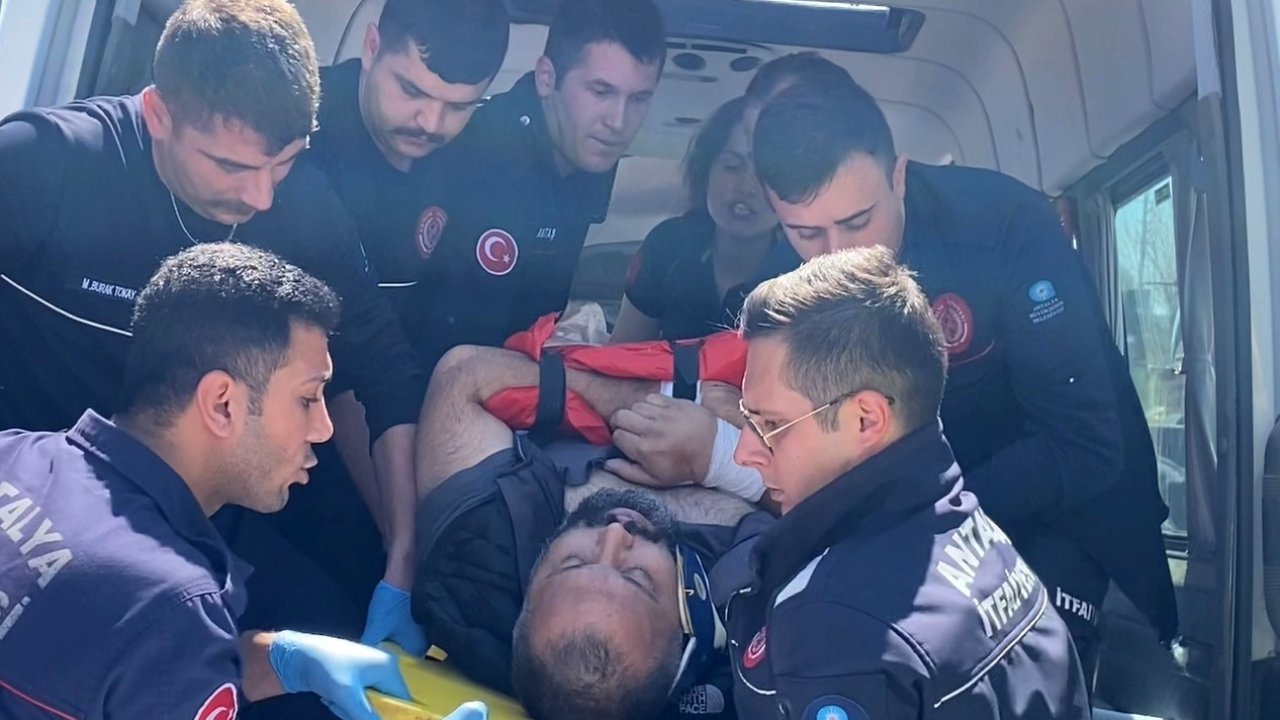 Tur minibüsü ile su tankerine çarpıştı, sıkışan sürücü 3 saatte kurtarıldı
