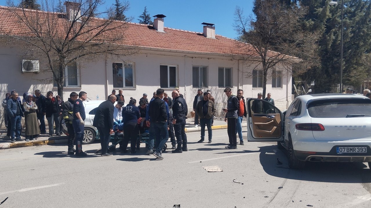 Korkuteli'de kaza: 4 yaralı