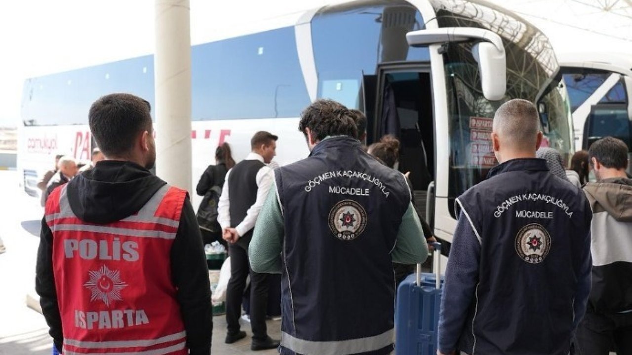 Isparta’da yakalanan 9 göçmen sınır dışı edildi
