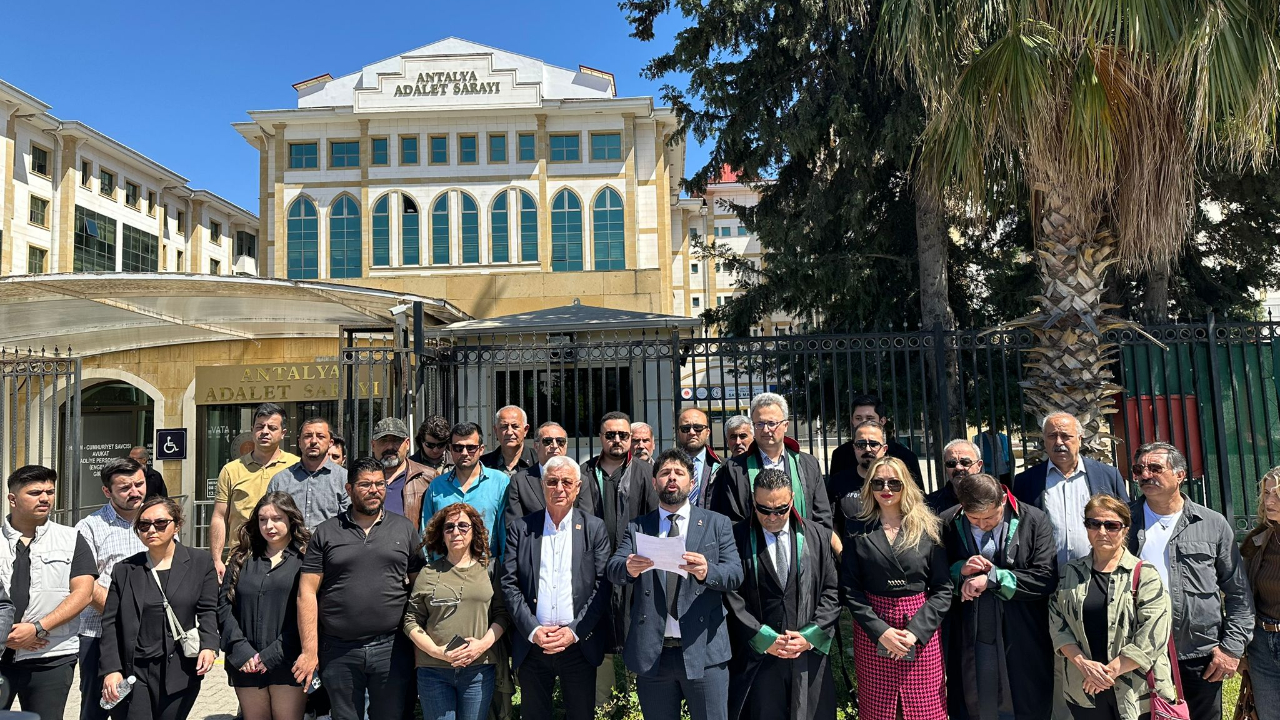 Zafer Partisi’nden Antalya Adliyesi Önünde Açıklama