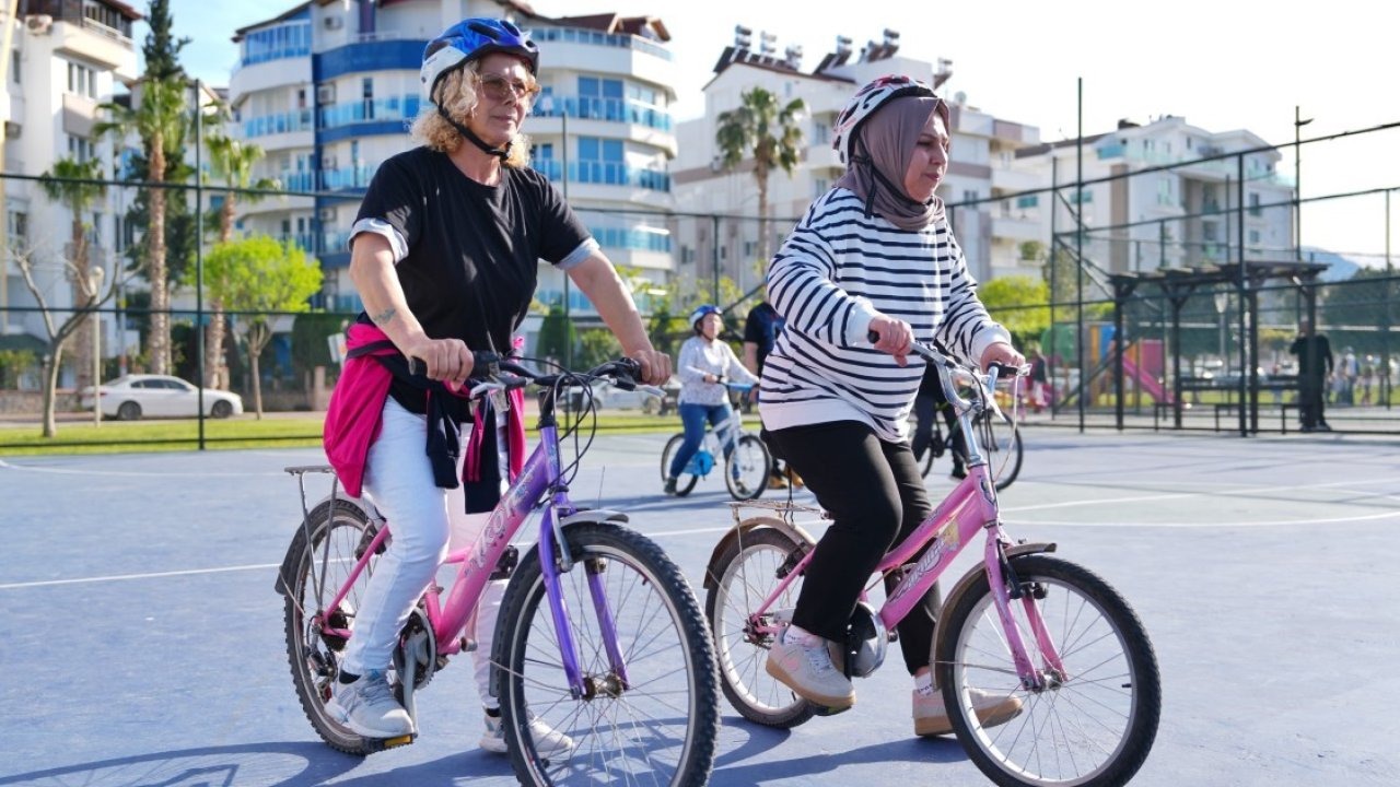 Antalya’da 50 yaşında bisiklet sürmeyi öğreniyorlar