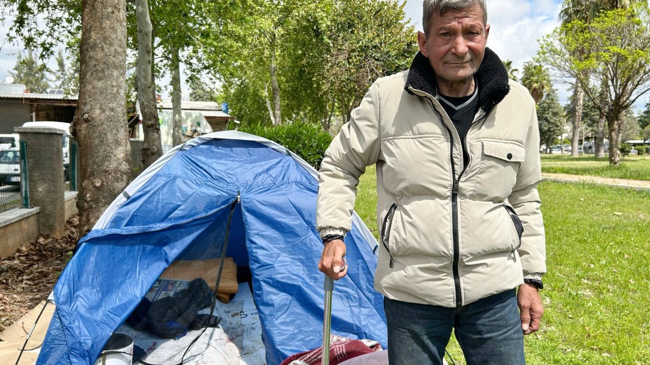 Bacağı sakatlanınca işinden oldu, parka kurduğu çadırda yaşıyor