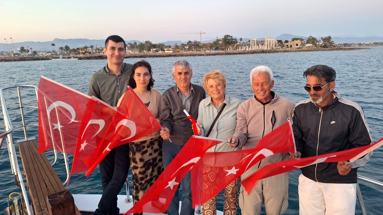 Denize bırakılan mektupları bulanlarla tekne turu