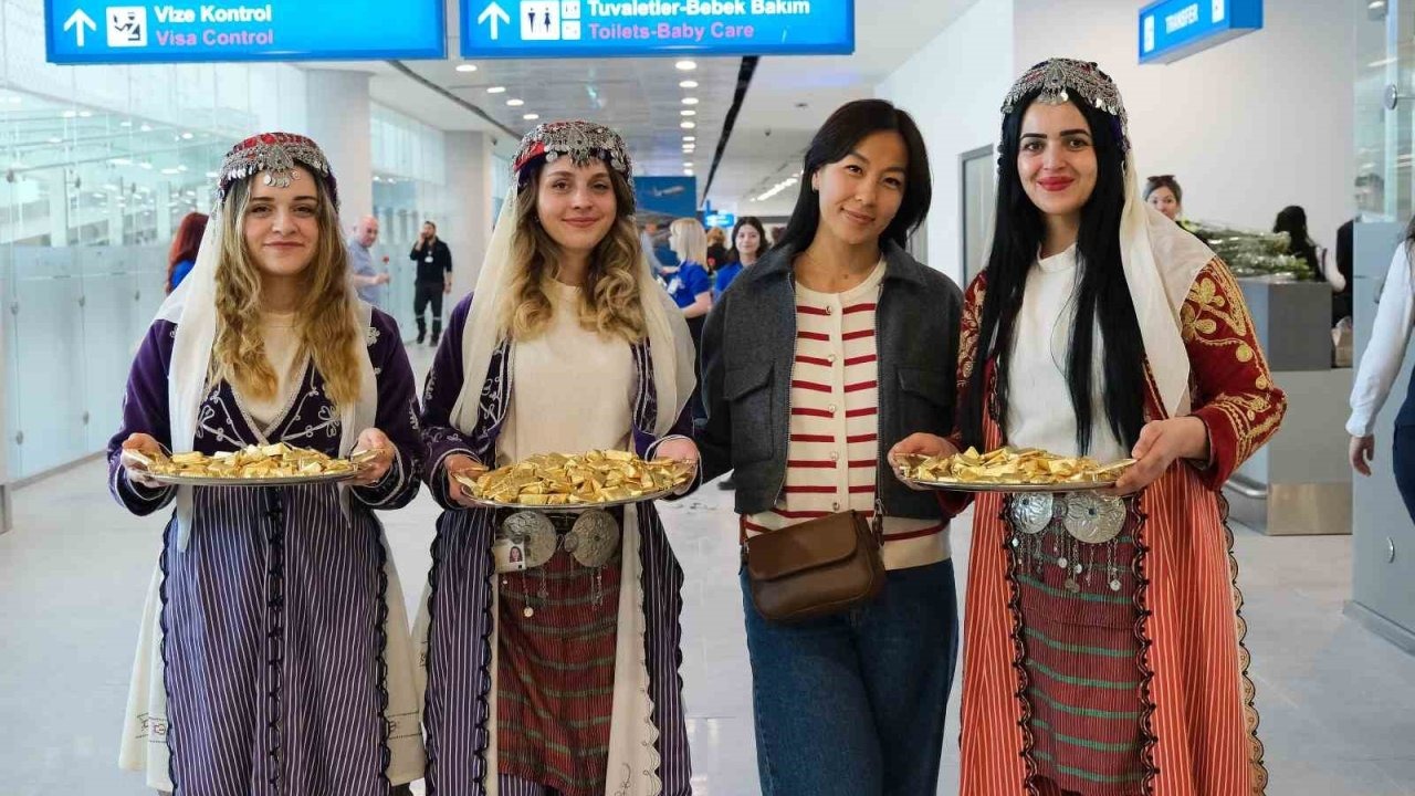 Yenilenen Antalya Havalimanı ilk yolcularını karşıladı