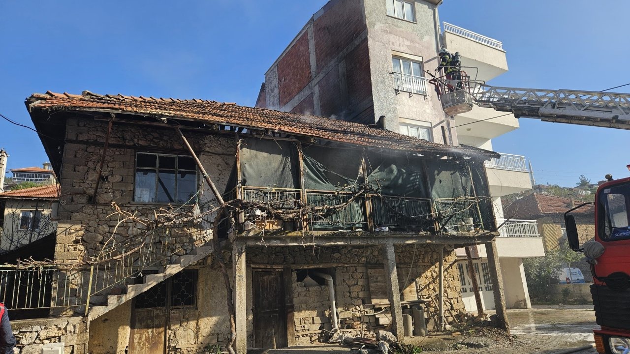 Bucak'ta ev yangını