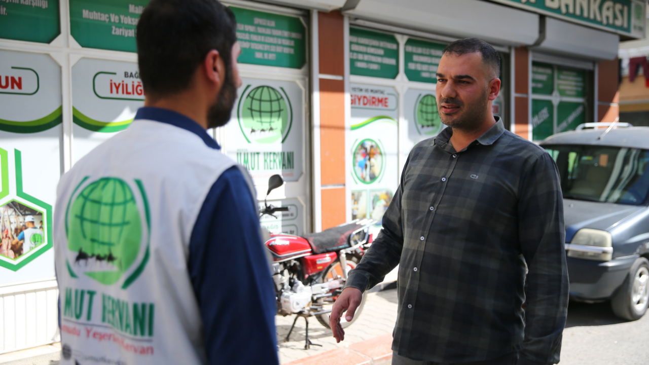 İki hayırsever araçlarını Gazzelilere bağışladı