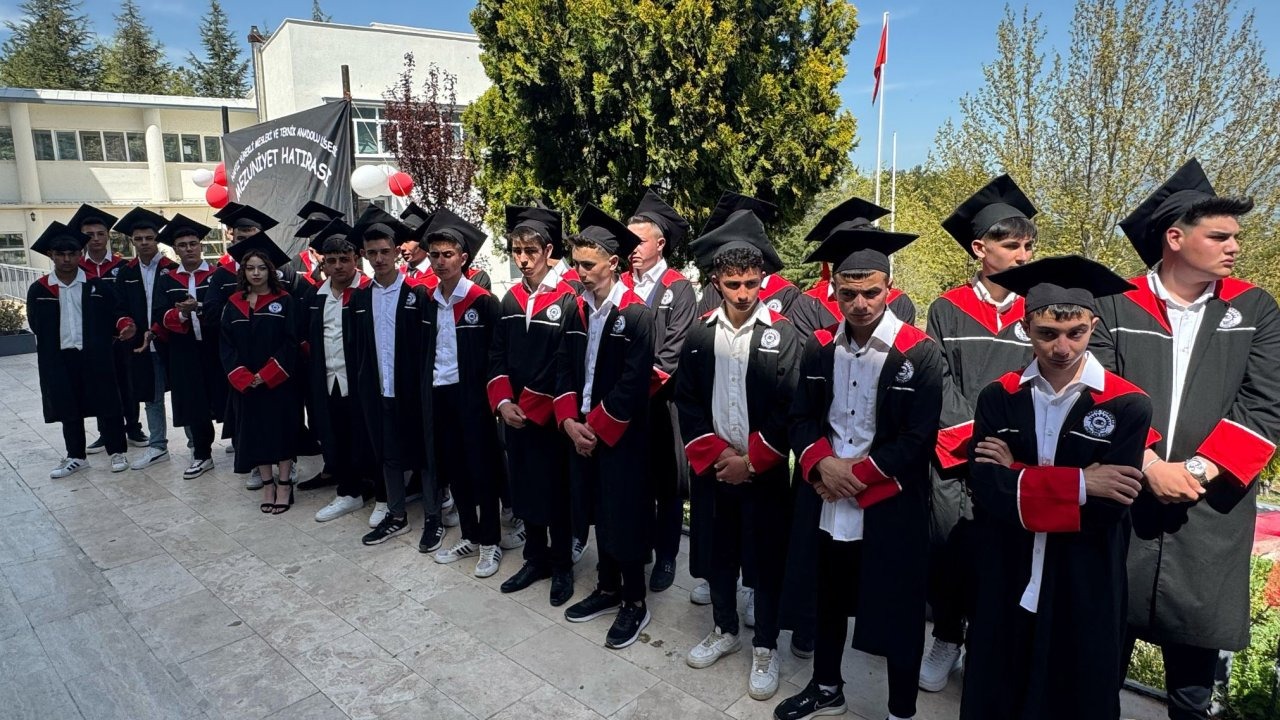 Turizm lisesi öğrencilerinin mezuniyet heyecanı