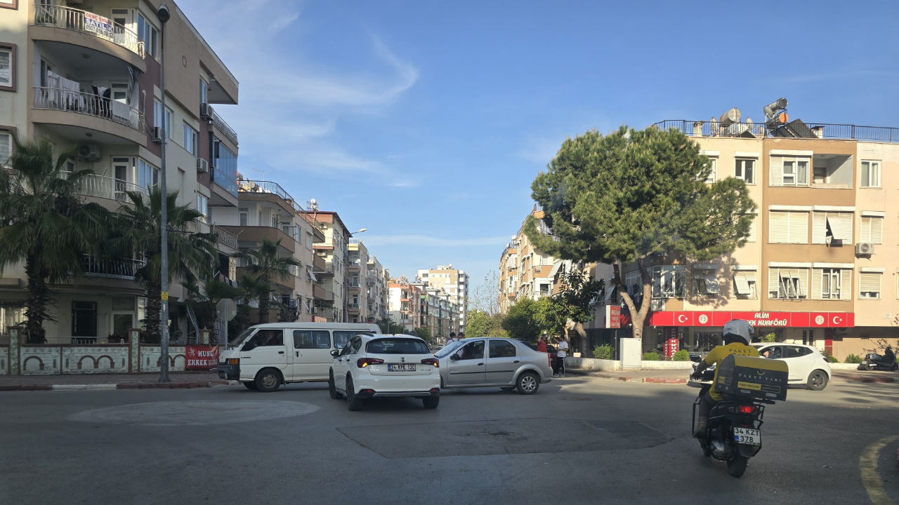 Kontrolsüz Kavşakta İki Araç Çarpıştı