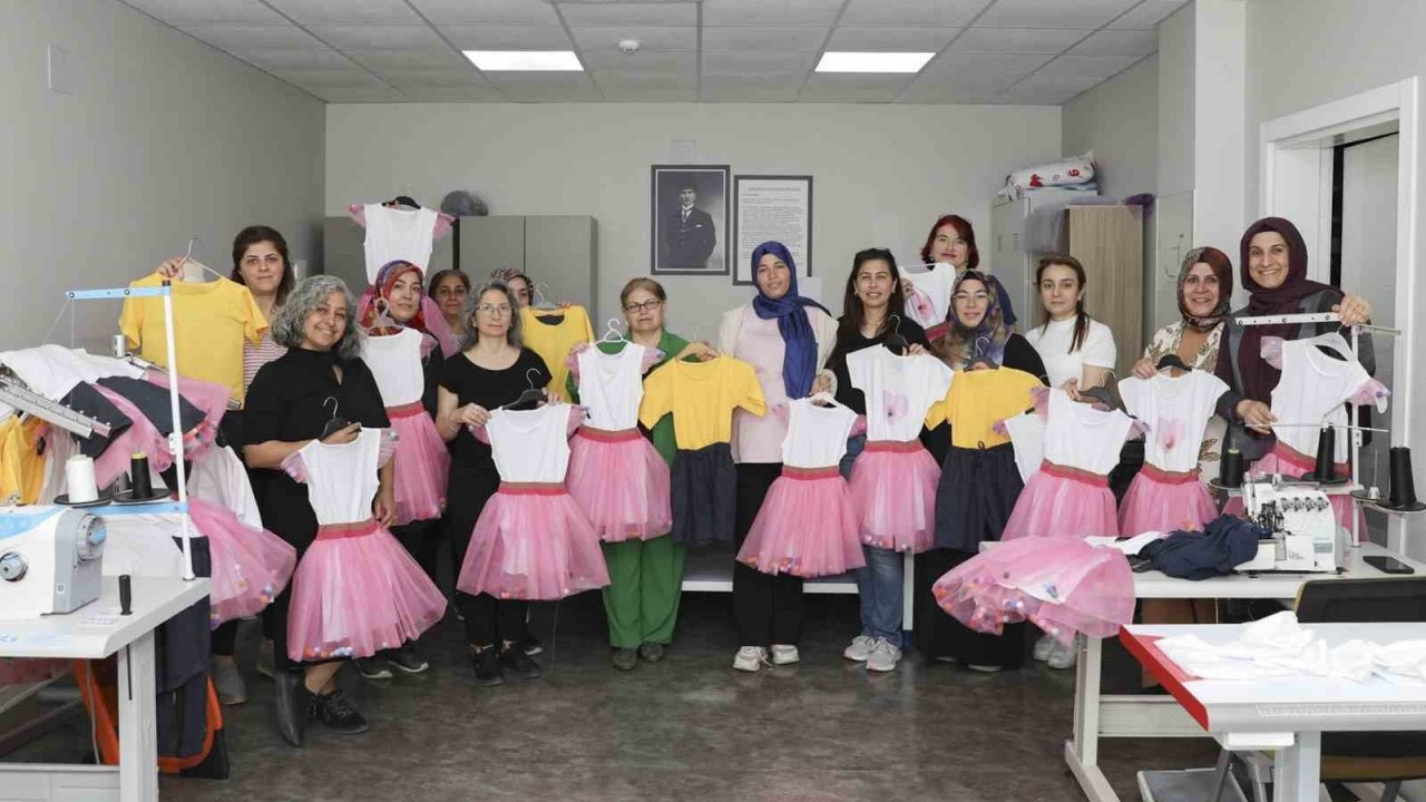 Mersin’de 23 Nisan’da çocukların kıyafeti belediyeden