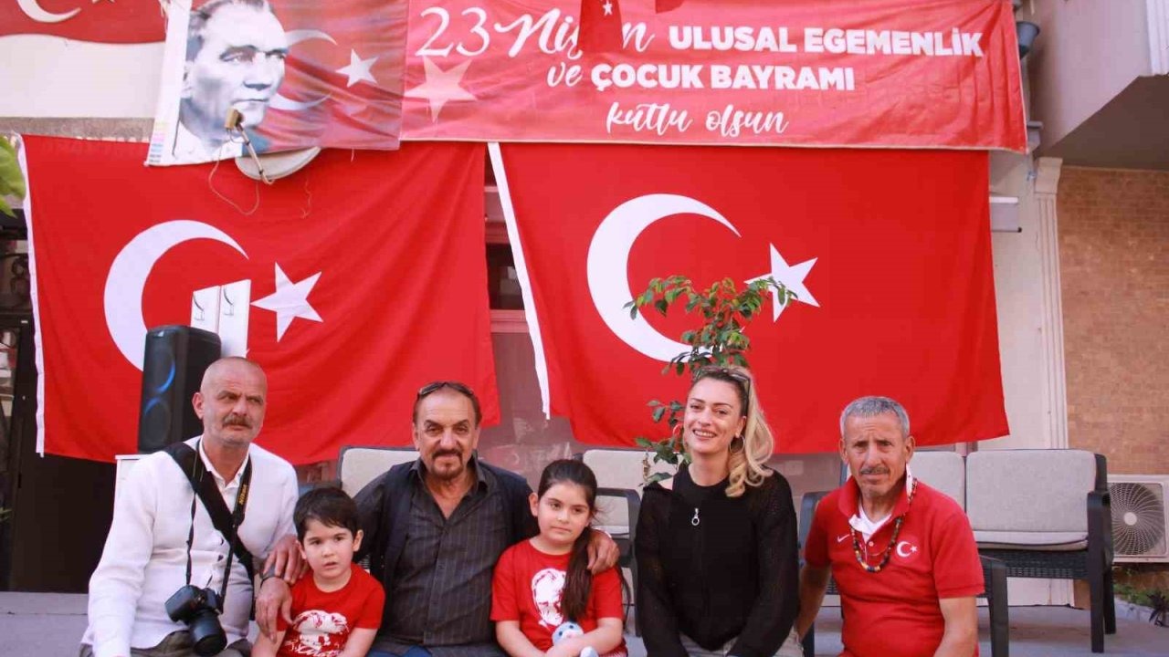 Marmaris’in ’23 Nisan Dede’si yine sokakları bayrakla donattı
