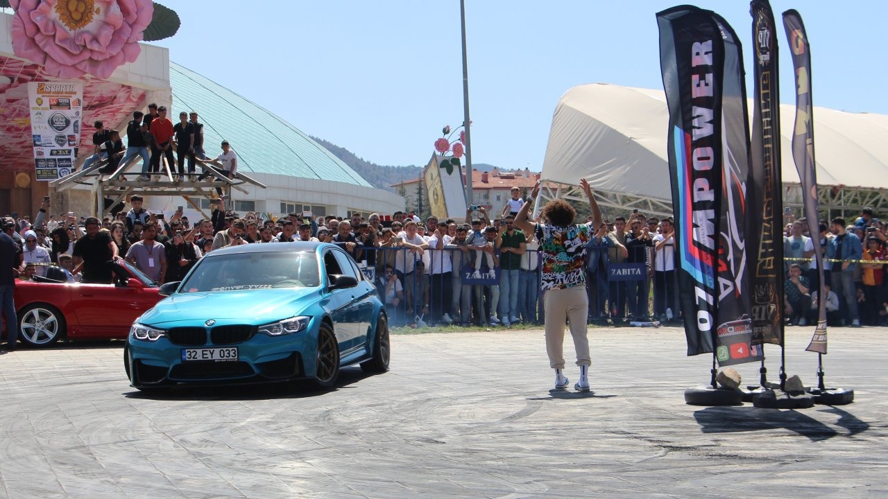 Modifiye otomobil tutkunları buluştu