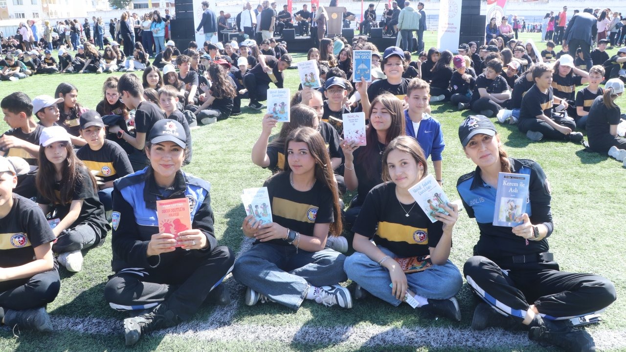 Burdur'da 5 bin öğrenci aynı anda kitap okudu