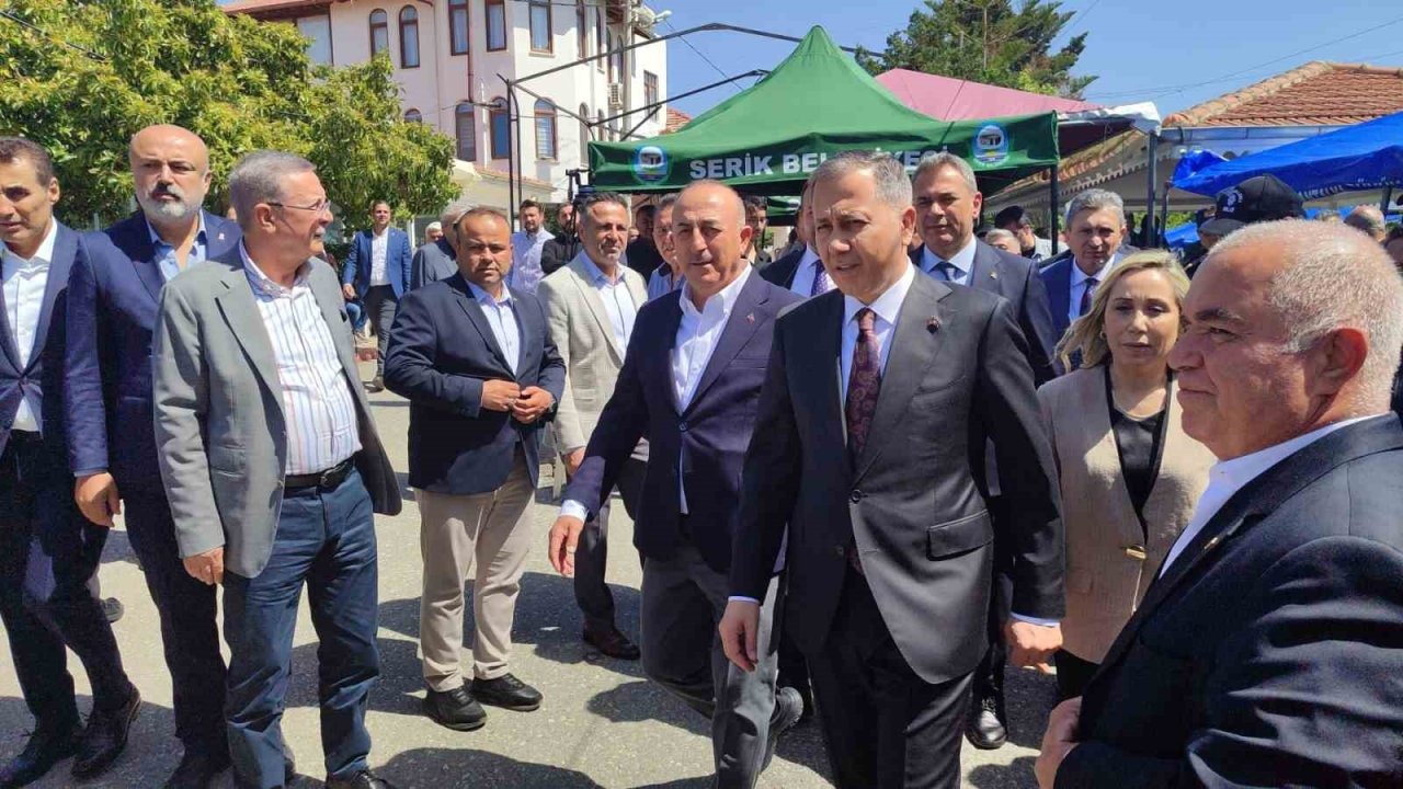 İçişleri Bakanı Ali Yerlikaya’dan Mevlüt Çavuşoğlu’na taziye ziyareti