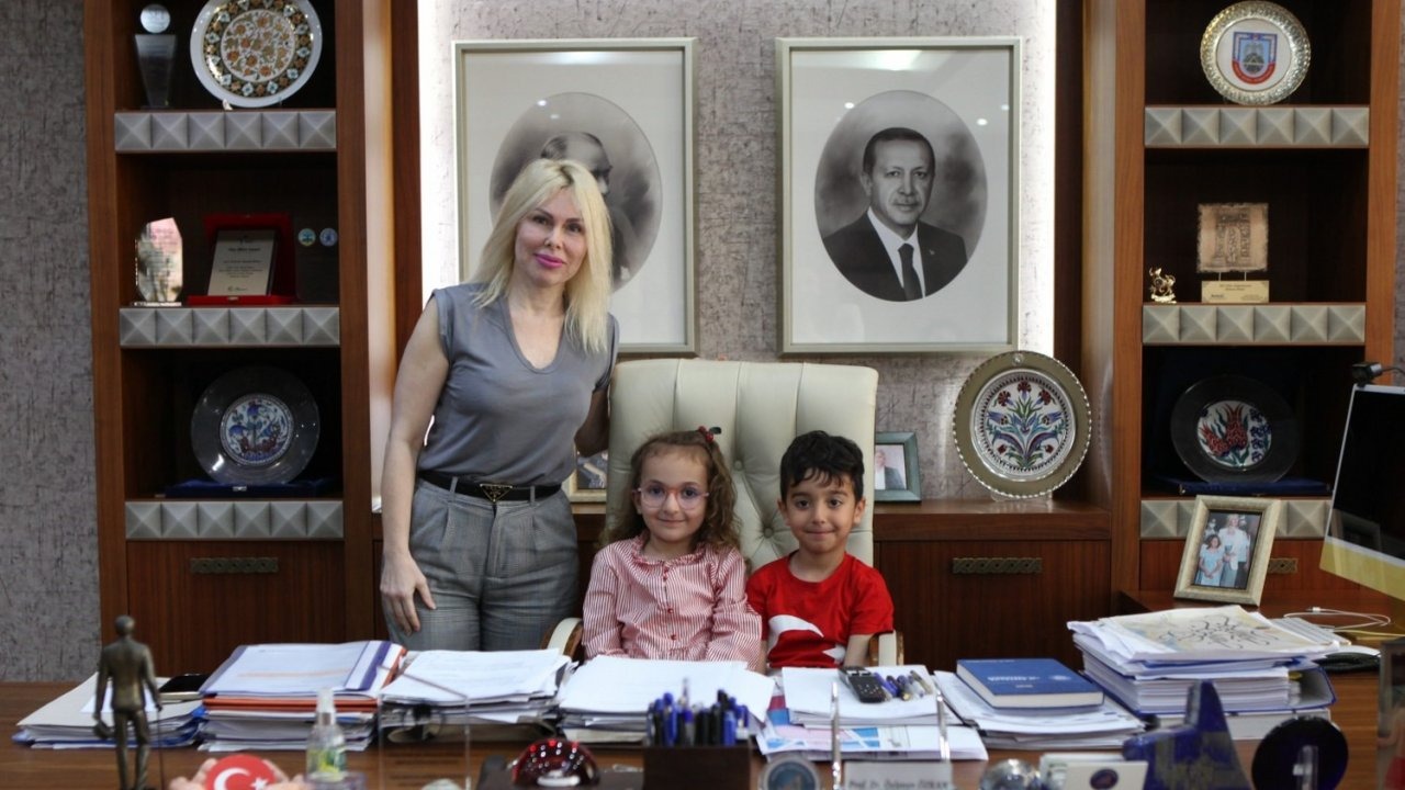 Akdeniz Üniversitesi Rektörü, koltuğunu çocuklara devretti