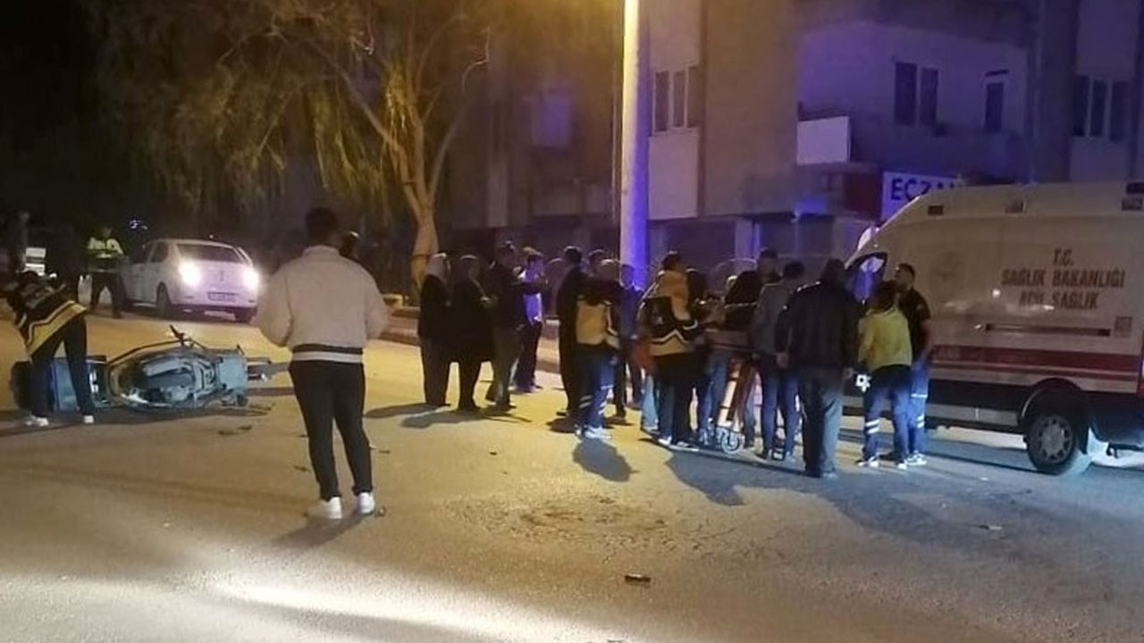 Otomobille çarpışan motosikletlinin yaralandığı kaza kamerada