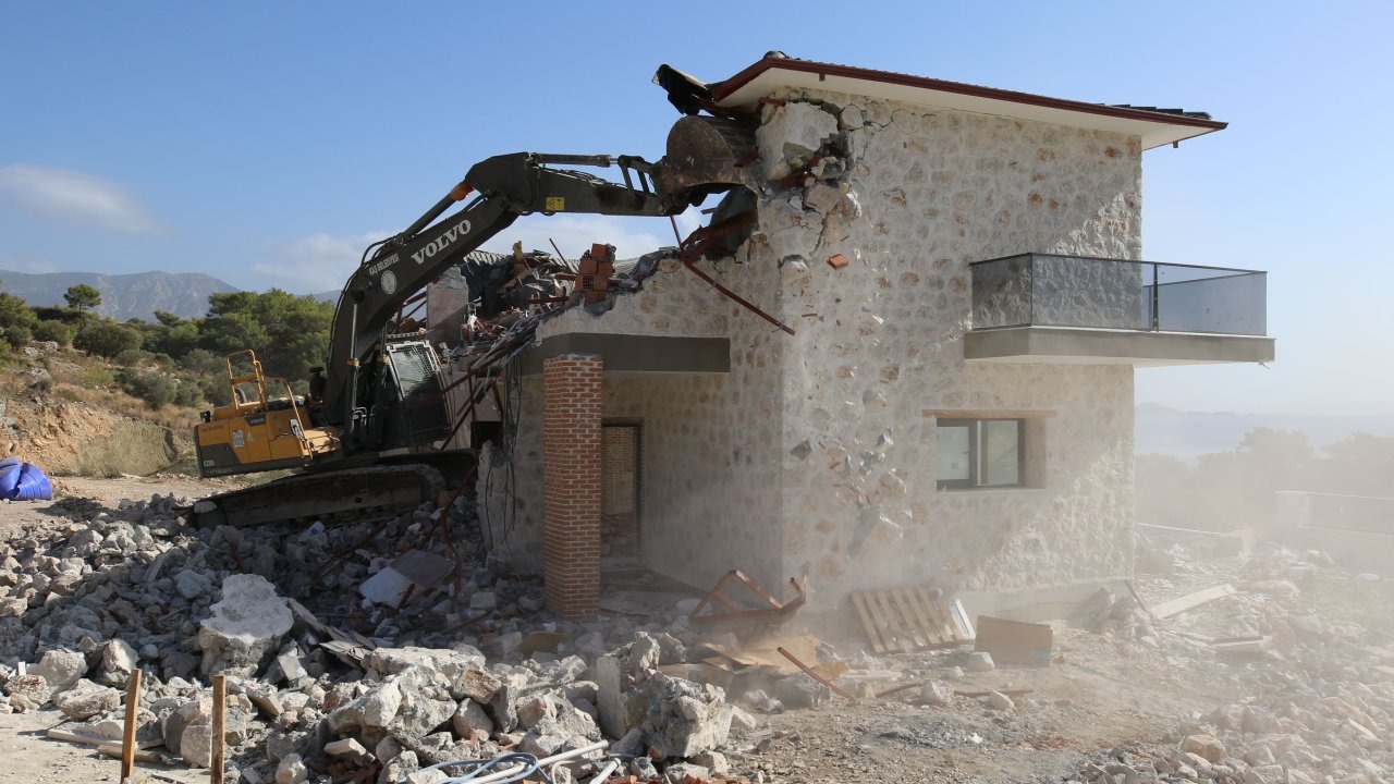 Kaş&#039;ta kaçak yapı yıkım ihalesi 9&#039;uncu kez iptal edildi