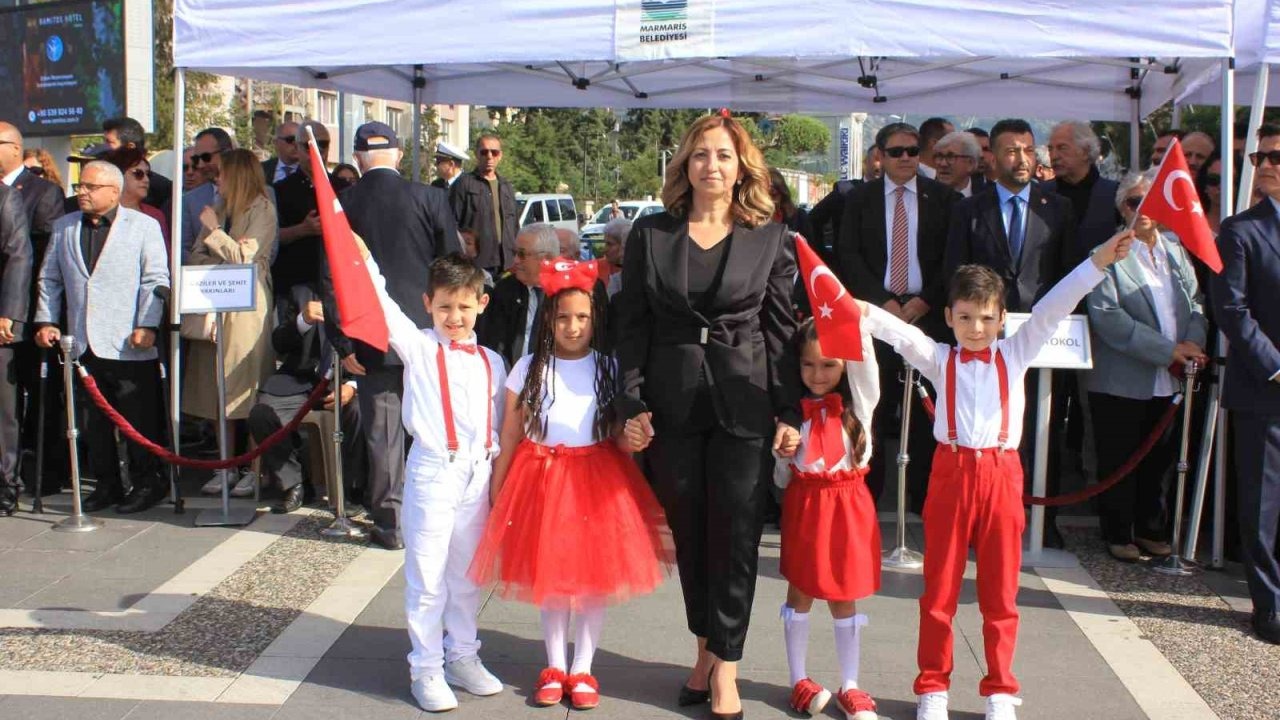 Marmaris’te 23 Nisan coşkusu çelenk sunma töreniyle başladı