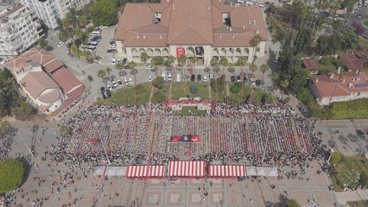 Mersin’de 1923 öğrenci halk oyunları gösterisi sundu