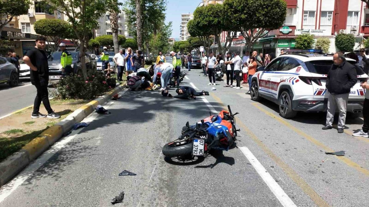 Alanya’da motosikletler çarpıştı: 2 yaralı