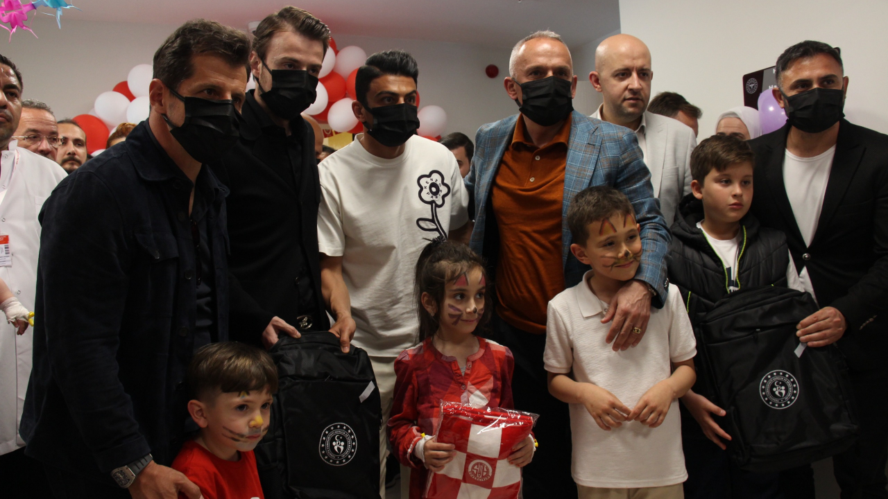 Antalyaspor yönetiminden tedavi gören çocuklara 23 Nisan ziyareti