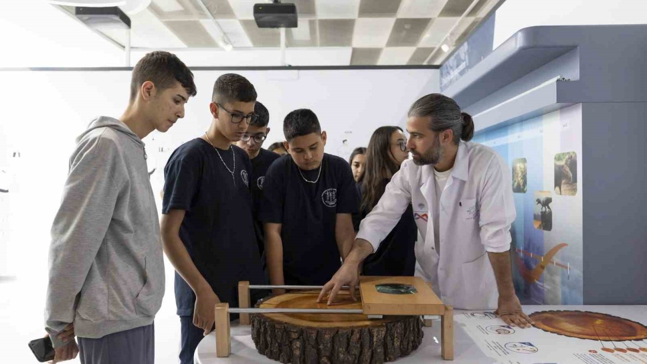 Mersin’de dünya çocukları bilimle buluştu