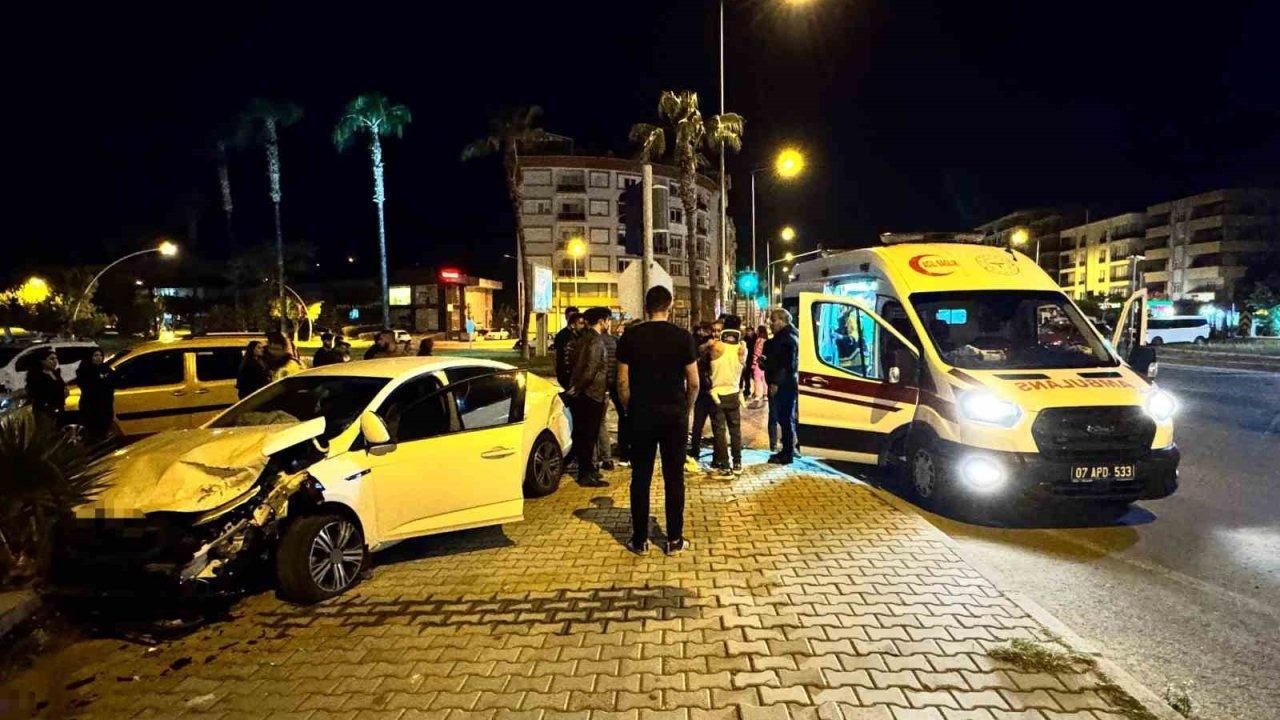 Antalya’da kırmızı ışık ihlali kazayı beraberinde getirdi: 2’si çocuk 4 yaralı