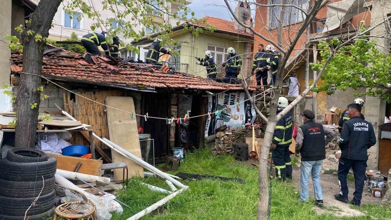 Kaynak makinesinden çıkan kıvılcım odunluğu yaktı